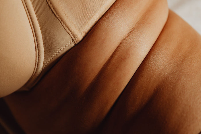 Even natural light on calm skin, neutral tone-and-pigment mood.